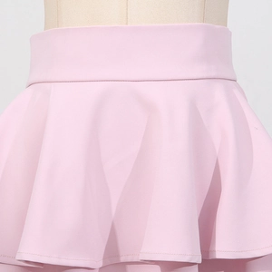 Vue détaillée d'une jupe rose clair à volants avec taille haute et design plissé élégant