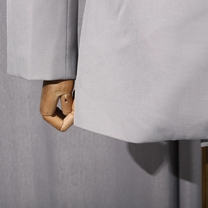 Detailaufnahme des hellgrauen Blazers mit Fokus auf Twill-Stoffstruktur und Saumverarbeitung