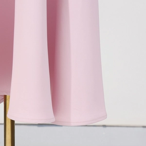 Vue détaillée du tissu lisse rose pâle et des coutures de l'ourlet de haute qualité