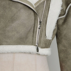 Dettaglio della giacca in ecopelle grigio-verde con bordo in finta pelle di pecora e zip