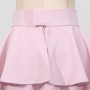 Détail de la jupe rose à taille haute avec fermeture éclair invisible et ceinture large