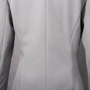 Details des grauen taillierten Blazers mit Fokus auf Rückennaht und Verarbeitungsqualität