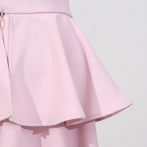Détails d'une jupe rose clair en mousseline avec coutures fines et fermeture éclair invisible