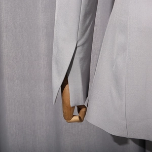 Nahaufnahme des Schlitz-Manschettendetails an einem grau-blauen Blazer in Premiumqualität