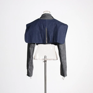 Détail de la veste en jean avec fermeture éclair verticale au dos et coupe courte ajourée