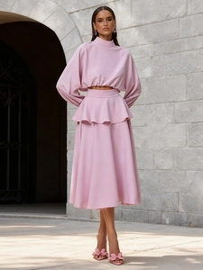 Ensemble rose chic avec haut court à manches lanternes et jupe mi-longue à volants