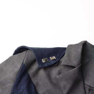 Gros plan d'une veste en jean avec patchwork de suède et détails métalliques modernes