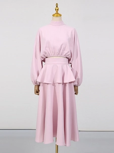 Ensemble rose style français avec haut à manches bouffantes et jupe longue à volants