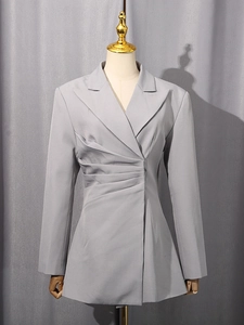 Schmal geschnittener hellgrauer Damenblazer mit seitlicher Raffung und tailliertem Design