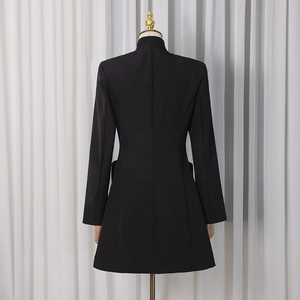Vue détaillée du dos d'une robe blazer noire à manches longues avec taille ajustée et coupe en A