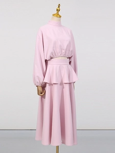 Ensemble rose deux pièces style français avec haut court à manches bouffantes et jupe longue