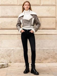 Giacca corta grigia da donna con collo in lana di agnello e stile street chic
