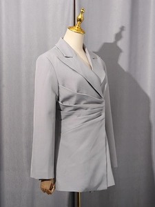 Elegantes hellgraues tailliertes Blazerkleid mit steigendem Revers und Plissee-Details