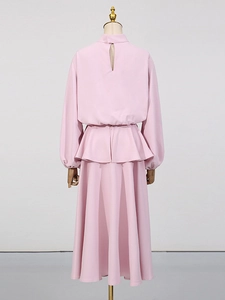 Ensemble rose style français avec manches bouffantes et taille volantée, vue arrière