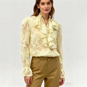 Détail de chemisier en dentelle vintage avec col à volants et broderie florale délicate