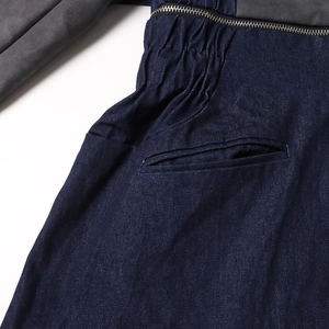 Vue détaillée d'une veste en jean avec tissu contrasté gris et fermeture éclair en métal