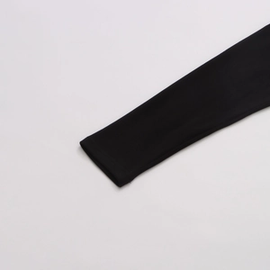 Gros plan détaillé montrant la texture en maille fine et les coutures précises du poignet noir