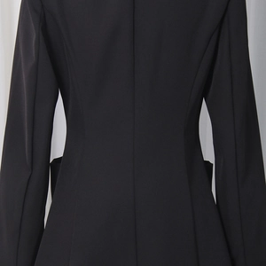 Détail de la coupe arrière et de la taille d'une robe blazer noire à manches longues