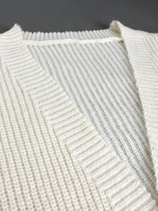 Gilet blanc classique en maille à manches longues avec texture côtelée et col élégant