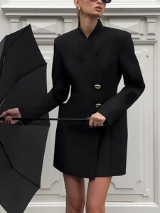 Robe blazer noire chic à manches longues avec boutons dorés et coupe ajustée élégante