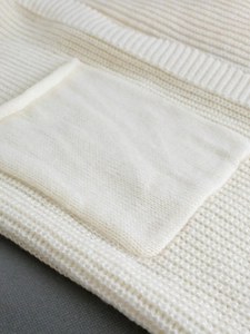 Cardigan long en maille crème à manches longues avec texture côtelée et poche