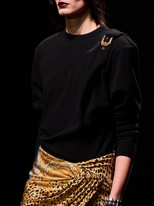 Haut en tricot noir pour femme avec boucle métallique dorée élégante sur l'épaule
