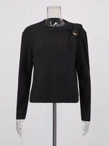 T-shirt noir cintré à manches longues avec boucle métallique dorée élégante à l'épaule