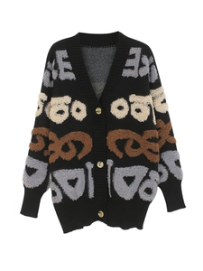 Détail du cardigan en maille avec lettres abstraites et motifs géométriques jacquard