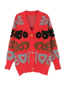 Gros plan du cardigan rouge à col en V avec motifs jacquard et boutons en bois