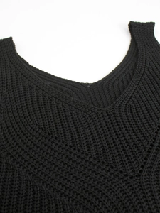 Débardeur en tricot noir ajusté avec col en V et détails de maille ajourée crochetée