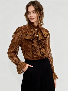 Chemise élégante en dentelle marron à manches longues avec col à volants et perles