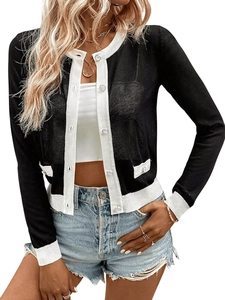 Gilet tricoté femme à col rond contrasté noir et blanc avec boutons en métal argenté
