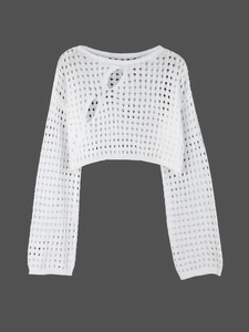 Haut court en tricot blanc ajouré avec manches longues et texture résille sur fond gris foncé