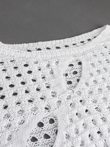 Pull au crochet blanc à manches longues avec motifs en maille ajourée pour la plage