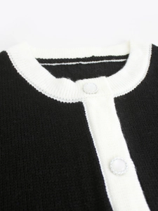 Gilet en maille pour femme au design contrasté noir et blanc avec des boutons texturés