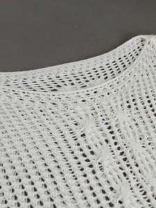 Cache-maillot en maille blanche à col rond et détails en tricot ajouré de plage