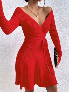 Robe en tricot rouge ajustée avec col en V, manches longues et ceinture à nouer