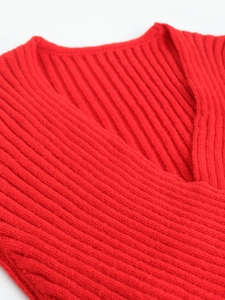 Robe longue en maille côtelée rouge coupe ajustée avec décolleté en V et nouage