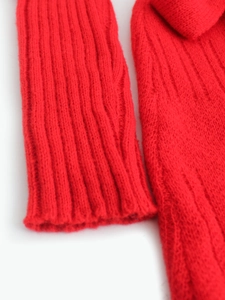 Robe en maille rouge ajustée avec décolleté en V profond et texture de tissu côtelé