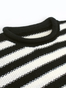 Maglione classico a righe bianche e nere a maglia con girocollo e tessuto morbido