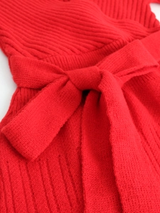 Robe en tricot rouge ajustée à col en V avec ceinture décorative à la taille