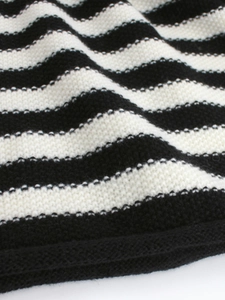 Maglione da donna in maglia con girocollo e classiche strisce orizzontali bianche e nere