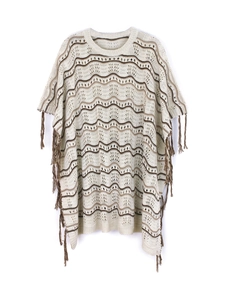 Poncho tricoté bohème avec motifs à vagues brunes et longues franges sur fond blanc