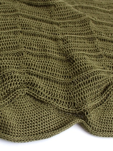 Détail du tissu en maille vert olive avec texture ondulée et design ajouré respirant