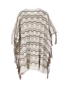 Poncho en maille bohème pour femme avec motifs ondulés et franges sur fond blanc