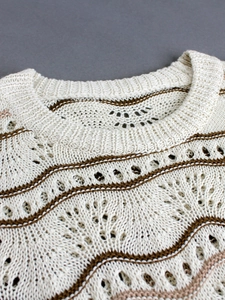 Haut en maille à col rond avec motifs ondulés beige et café et détails en crochet ajouré
