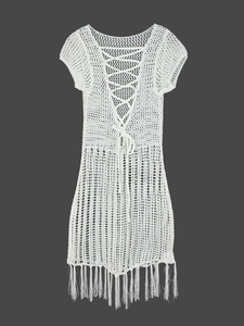 Weißes Häkelkleid mit Schnürung am Rücken und langen Fransen im Boho-Stil