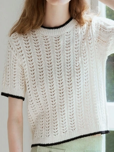 Top da donna in maglia traforata color beige con bordi neri a contrasto eleganti