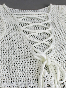 Weißes Häkelkleid mit Lochmuster-Textur und Schnürdetail vorne am Ausschnitt