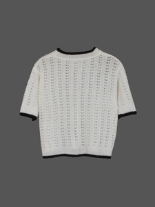 Top bianco in maglia a maniche corte, girocollo, bordo a contrasto nero e lavorazione traforata